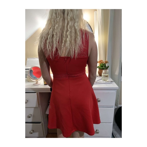 Beautiful red dress - Picture 2 of 3